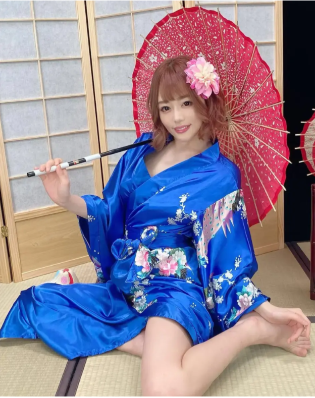 浜崎真绪最新作品，时尚与艺术的完美融合亮相！